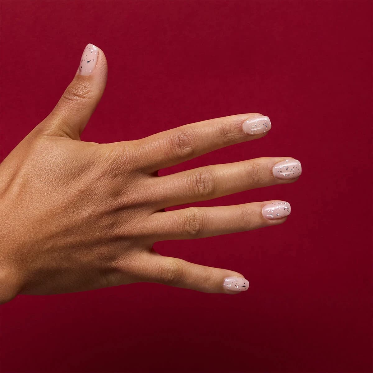 Manucure avec le T34 Semilac Top No Wipe Frozen. Un top transparent avec des paillettes pour un effet "flocons de neige métallisés".